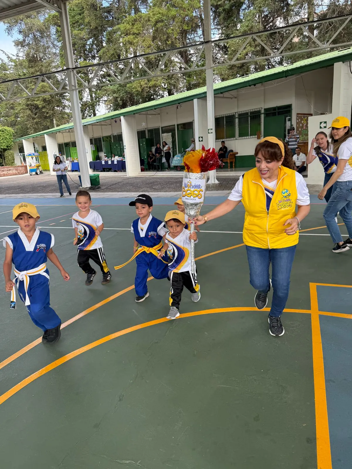 Niños Celebrando a Guatemala - Colegio WonderBees, Cayalá zona 16