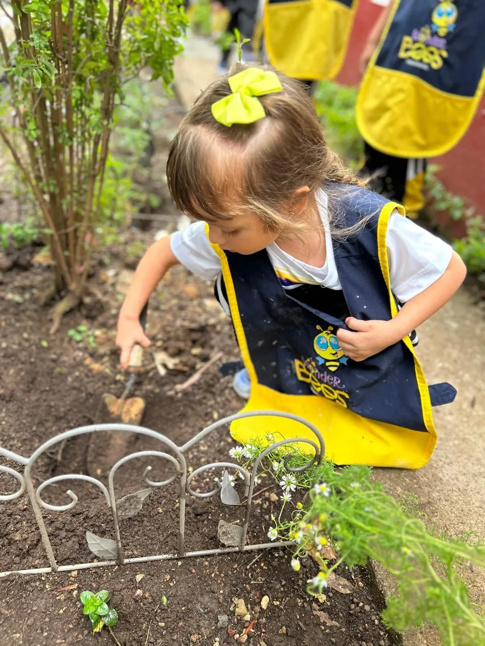 Niños aprendiendo jardinería en Colegio WonderBeees Preschool Cayalá, Zona 16