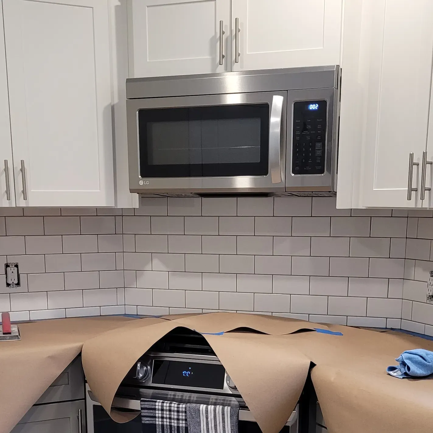 white kitchen backsplash tile with cabinets