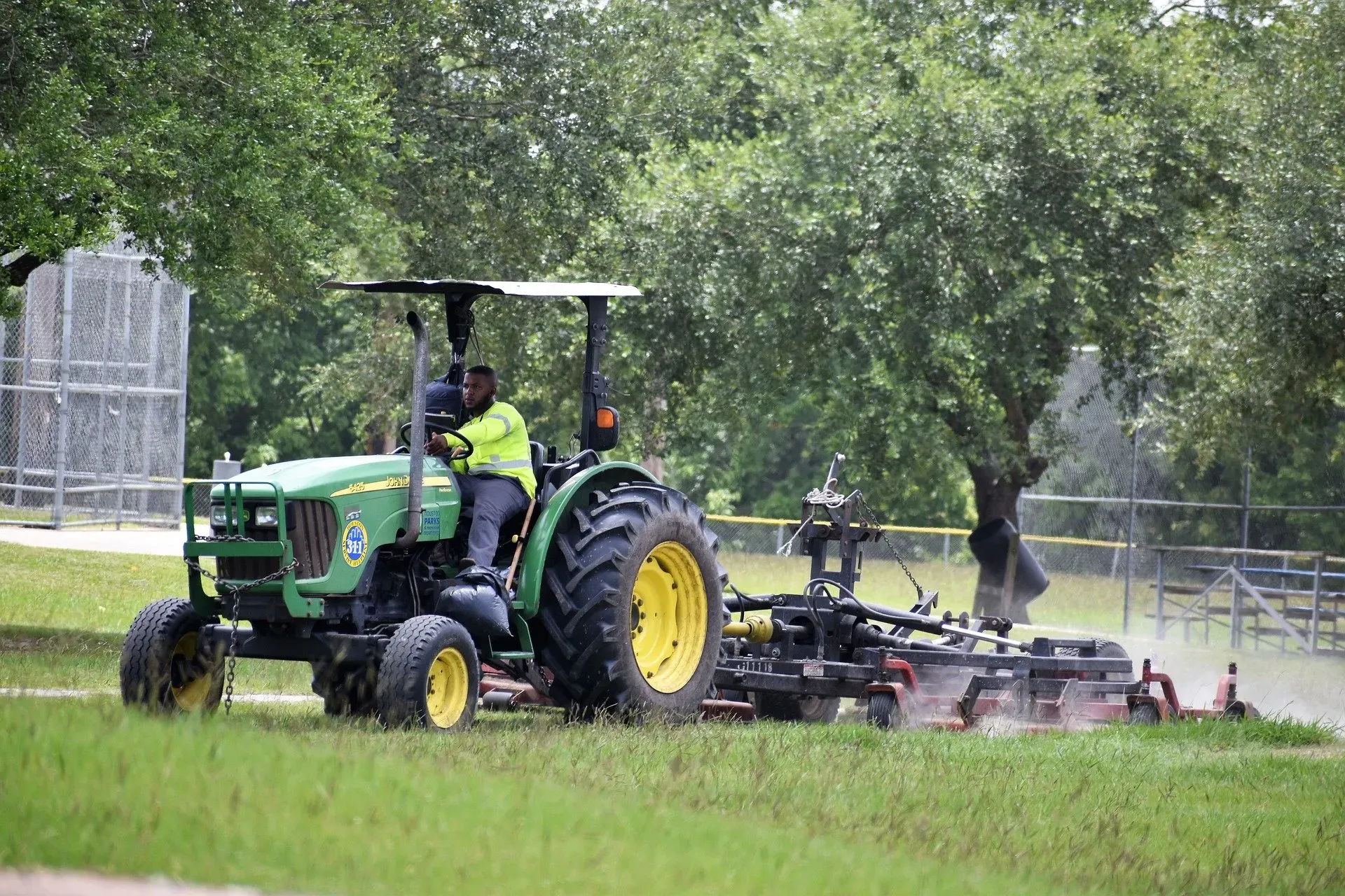 lawncare-tractor-cutting