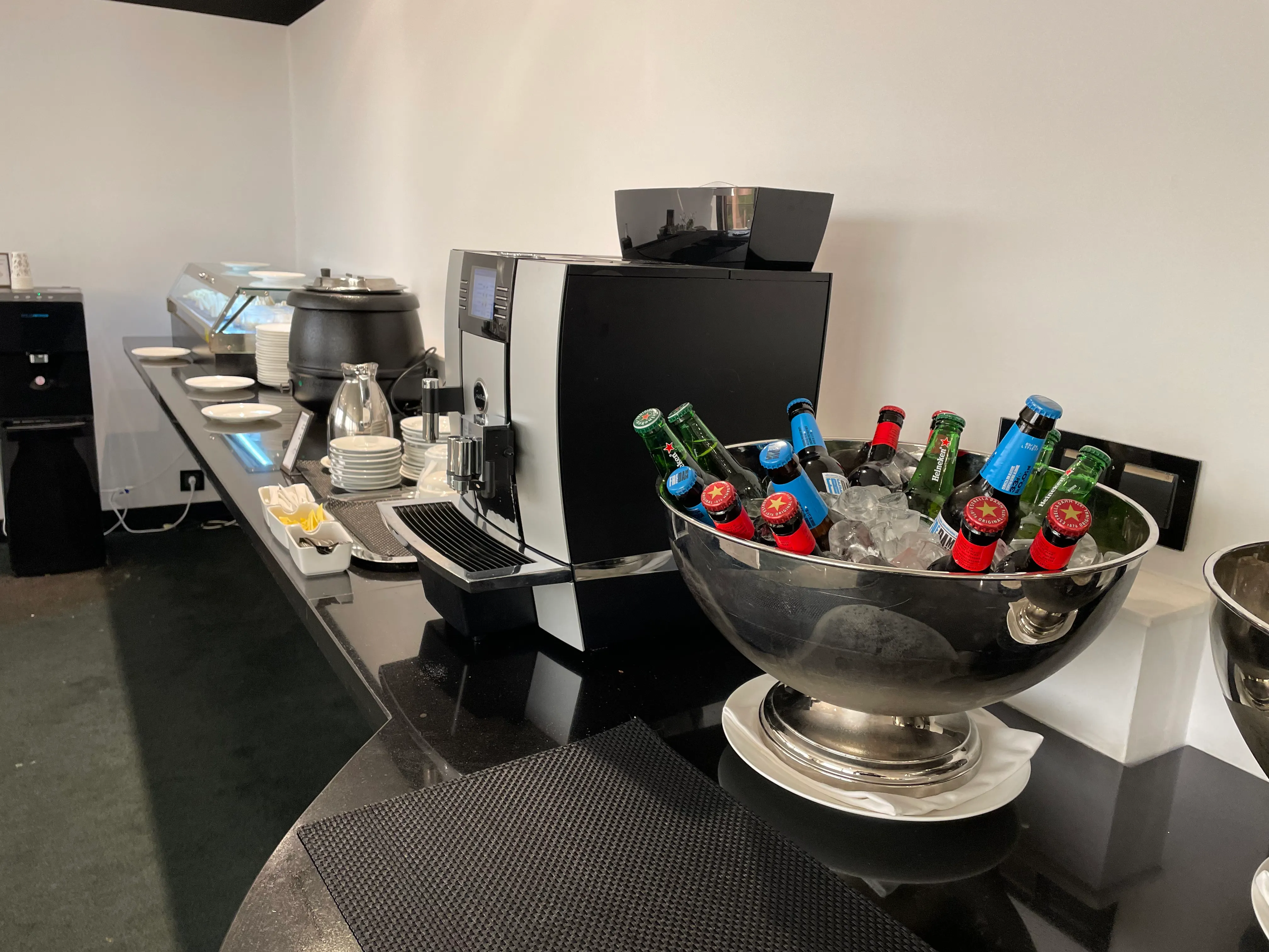 happy hour executive lounge Hilton Madrid airport