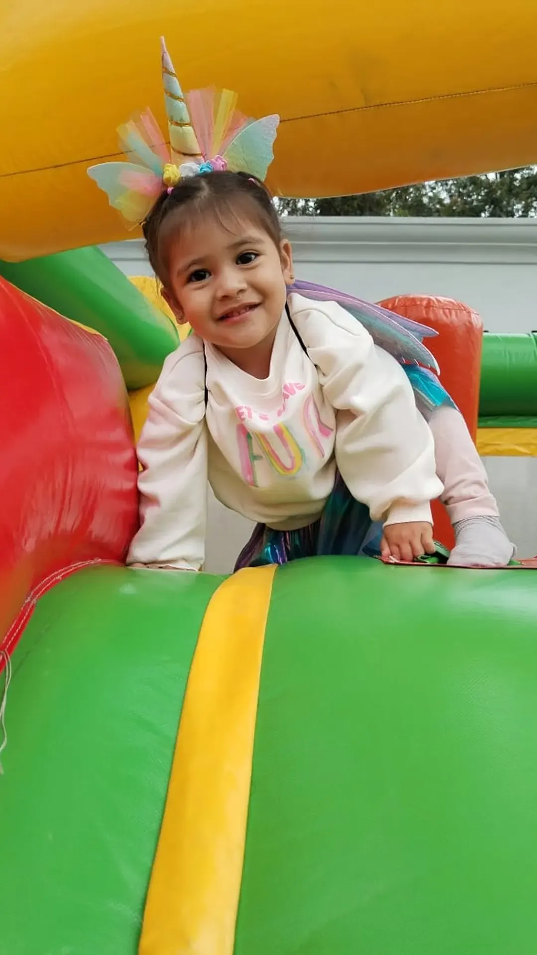 Niños Aprenden a esperar su turno para subir o lanzarse, lo que fomenta el autocontrol y el respeto por los demás.-Colegio Wonderbees Preschool, Cayalá zona 16 Guatemala