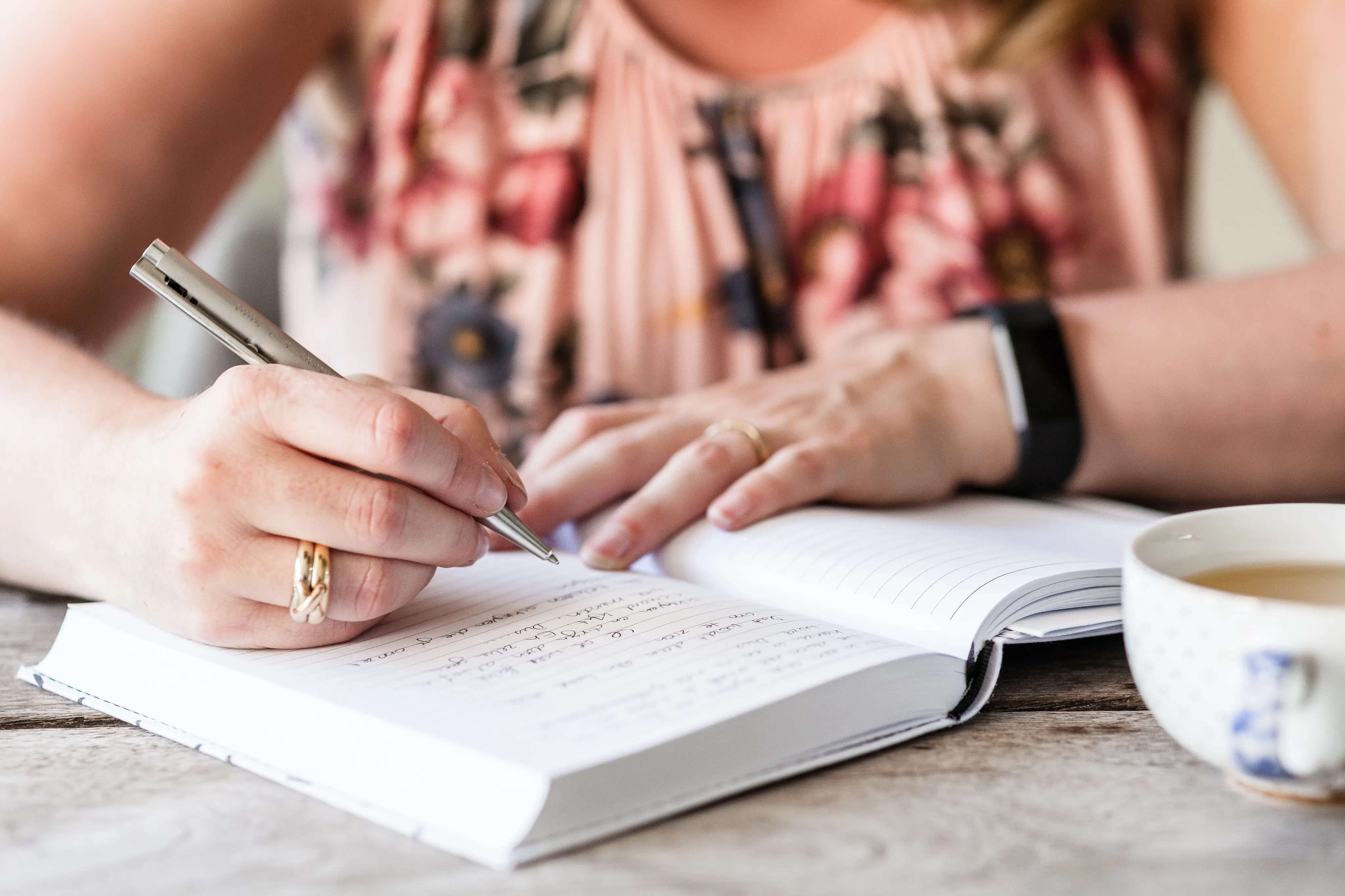 Nanneke schrijft in een schift vanwege de online training Schrijf jezelf beter