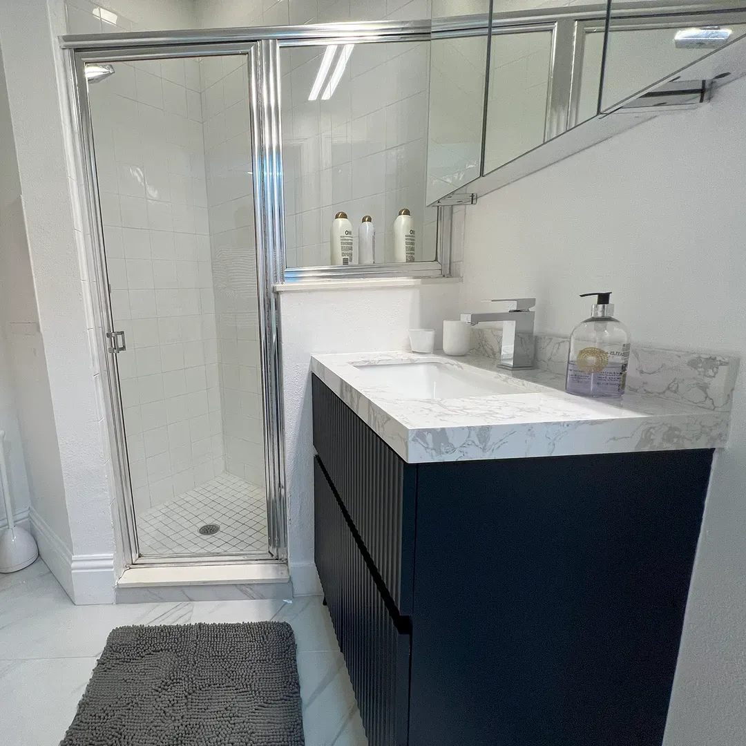Indulge in Luxury: Bathroom Nr 2 - Standalone Shower, Modern Vanity