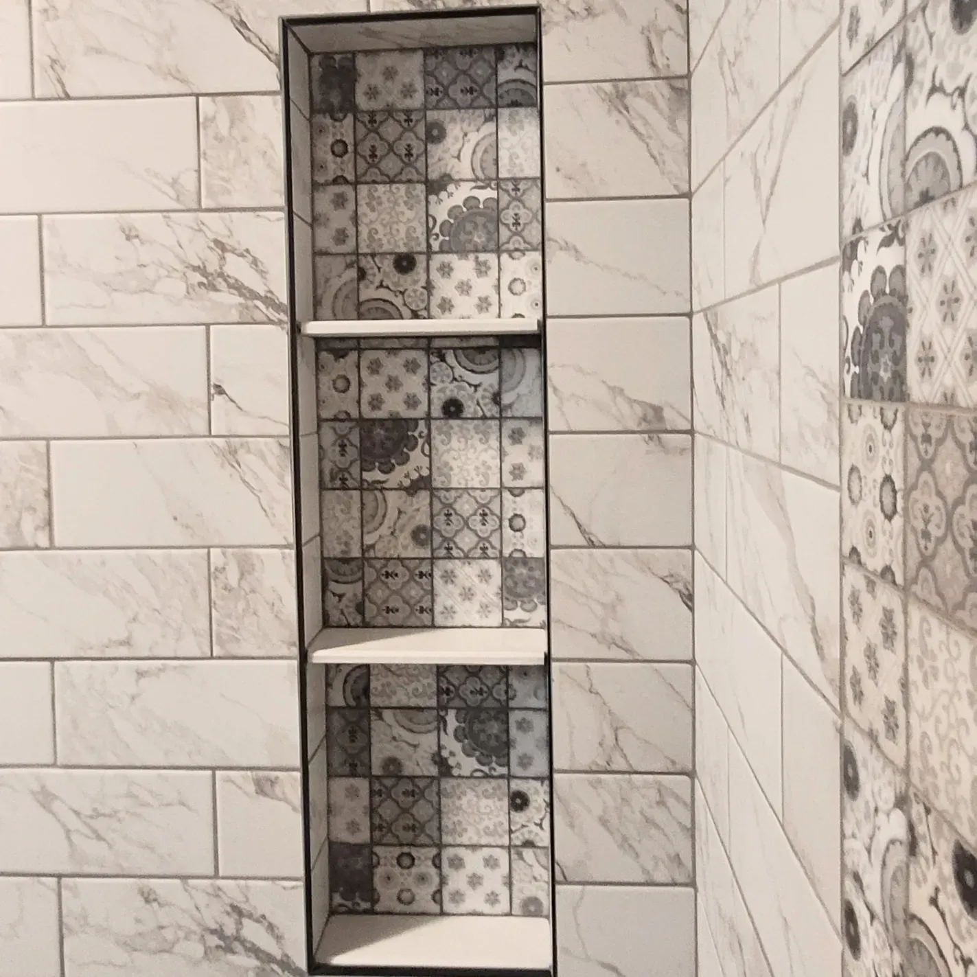 Shower tile with nook 