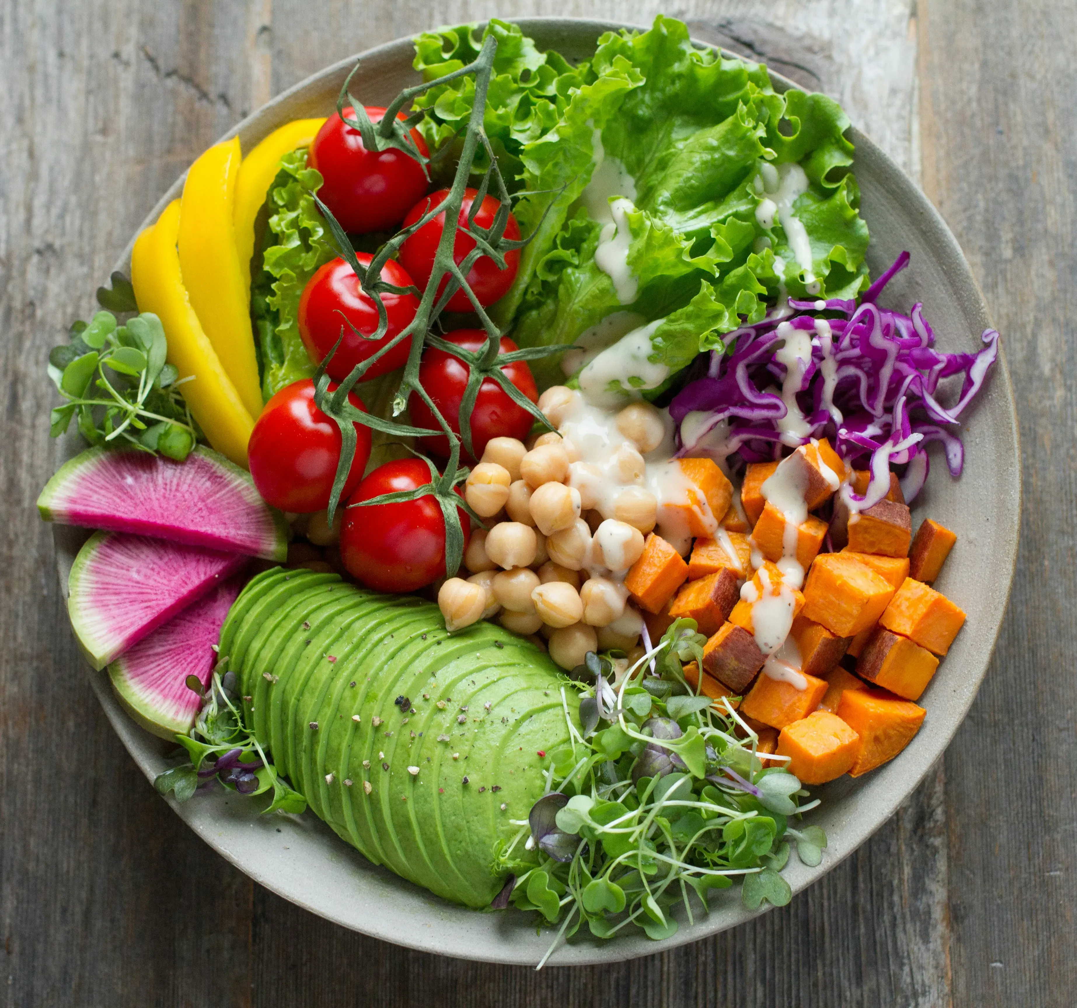 budha bowl with fresh vegetales