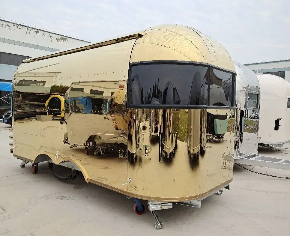 Airstream gastrotrailer zlatý