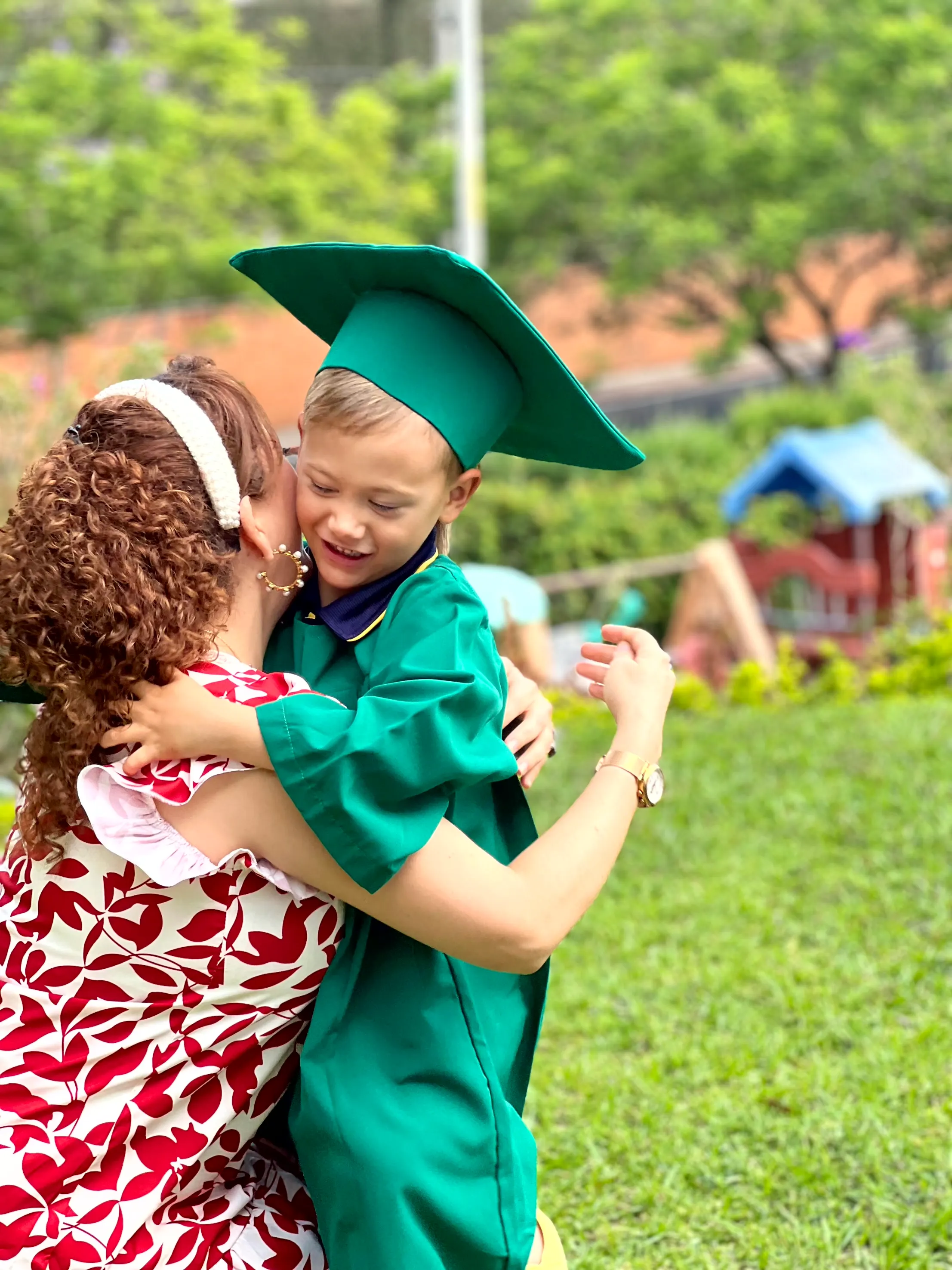Directora Evelyn Ortega Felicitando Graduación WonderBees Preschool, Cayalá zona 16
