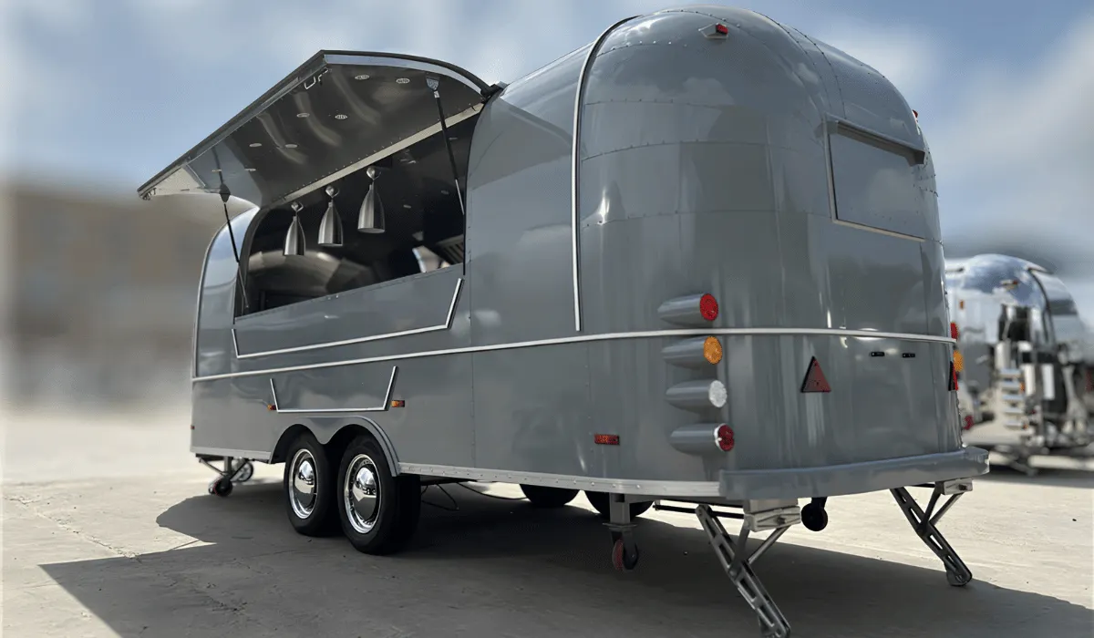 Airstream gastrotrailer 680 cm – dvoj- až trojnápravový foodtrailer, vnútro 660×200×200 cm, COC