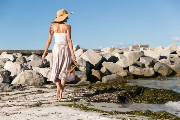 woman enjoying the beach and being location independent