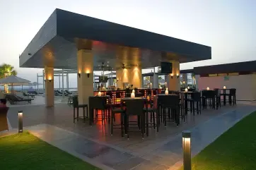 Crowne Plaza Abu Dhabi Yas Island Poolside Bar