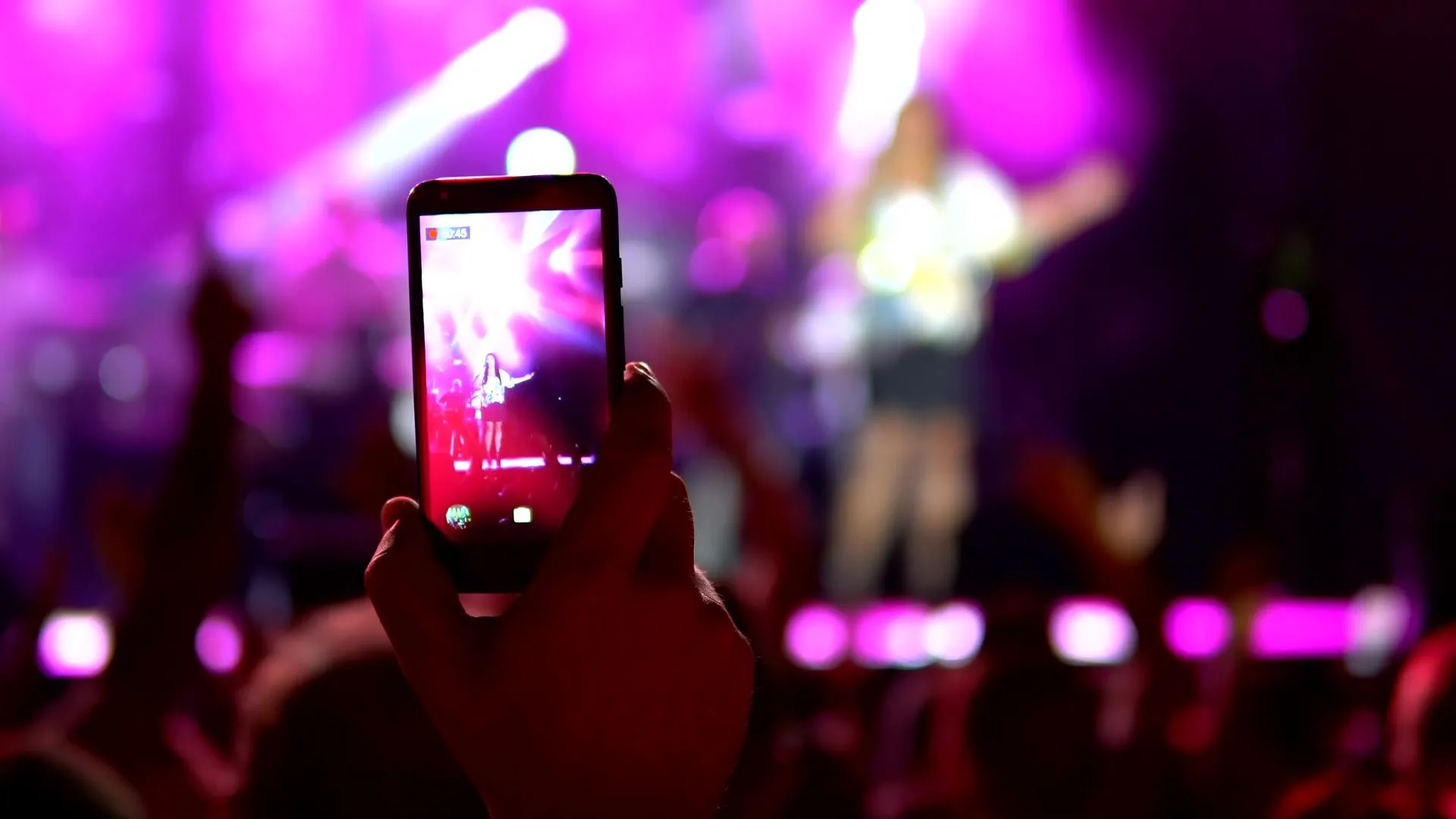 una-mano-con-un-celular-que-graba-un-evento-con-recngo