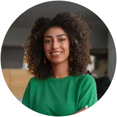 Mulher sorrindo com blusa verde