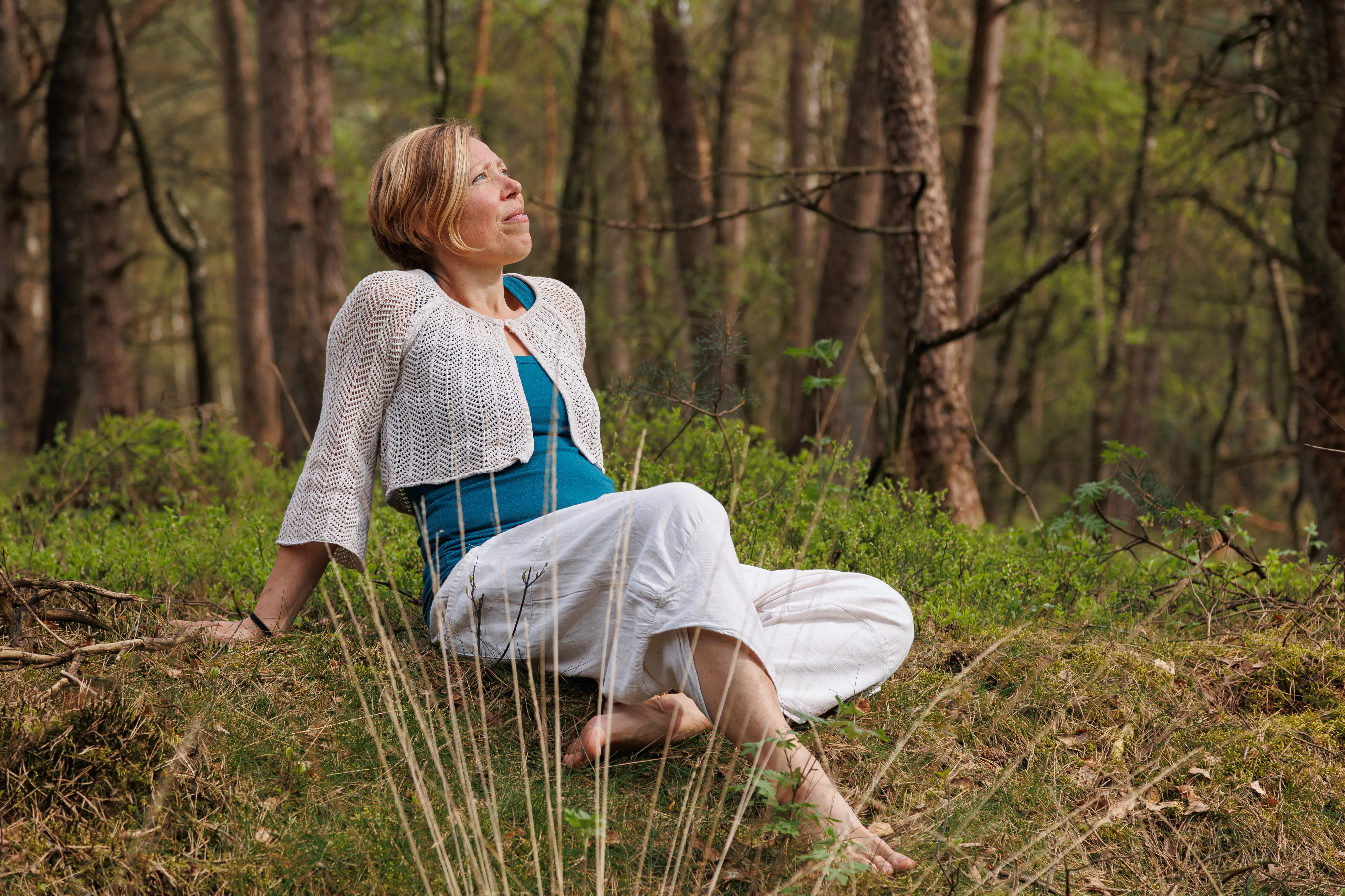 ingrid zit ontspannen in het bos