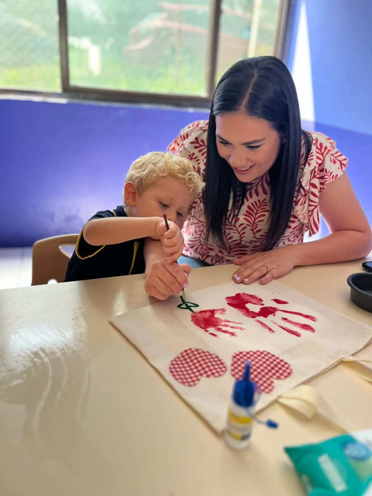 Mamás participando en actividades emocionales y creativas en el Día de la Madre WonderBees