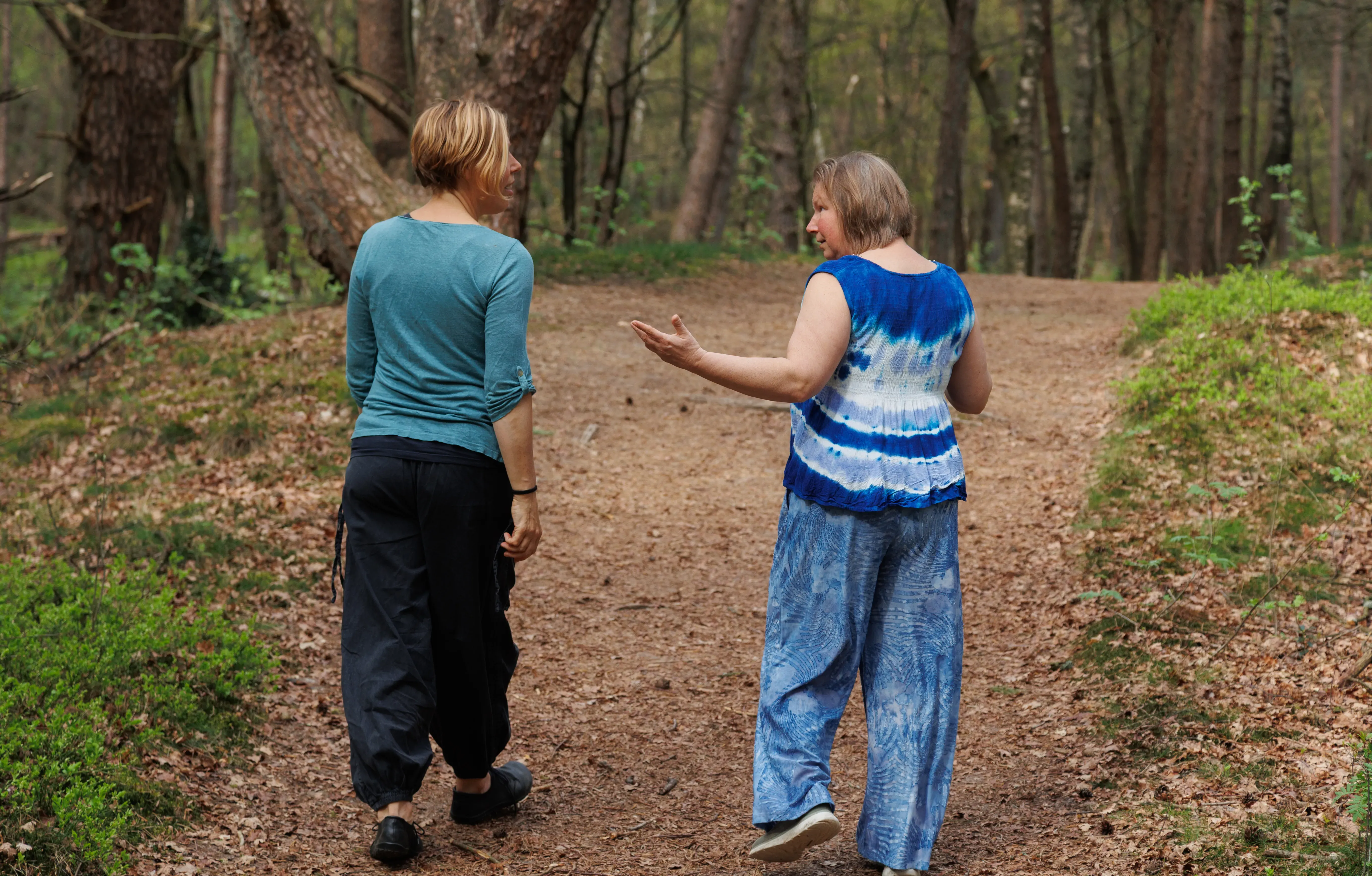 Ingrid wandelend met vrouw in gesprek