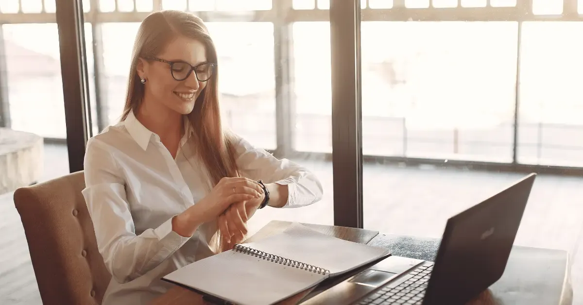 Mujer enfocada administrando eficazmente el tiempo