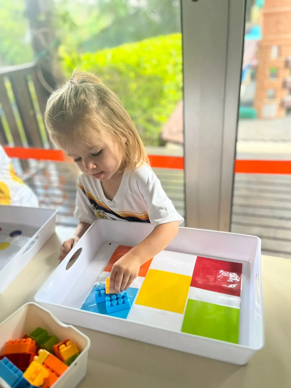 Niño explorando materiales sensoriales Montessori en WonderBees
