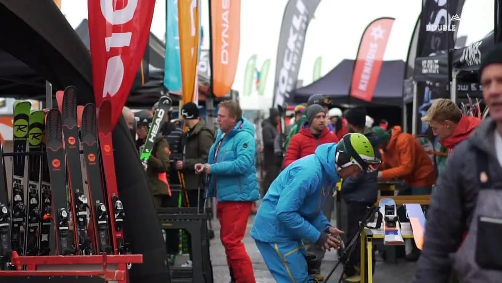 Skitest terrein WinterOpening Sölden met tenten van topmerken en veel wintersporters