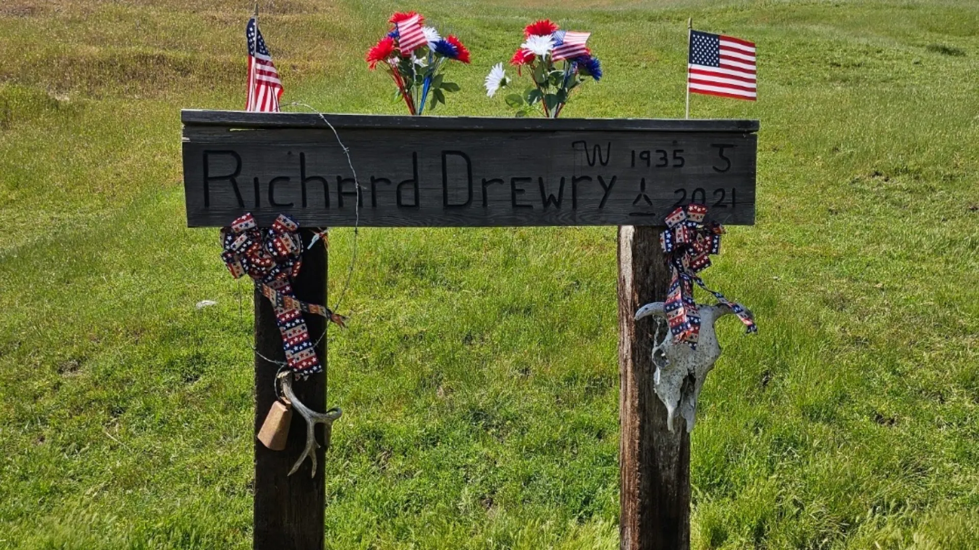 Image of a memorial placed at the site of Richard Drewry's unprosecuted murdered. 