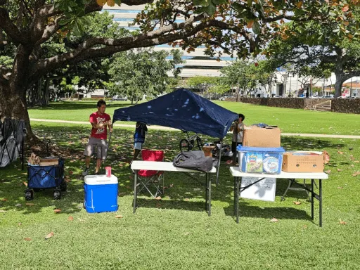 1. Putting up the tents c 512x384 c