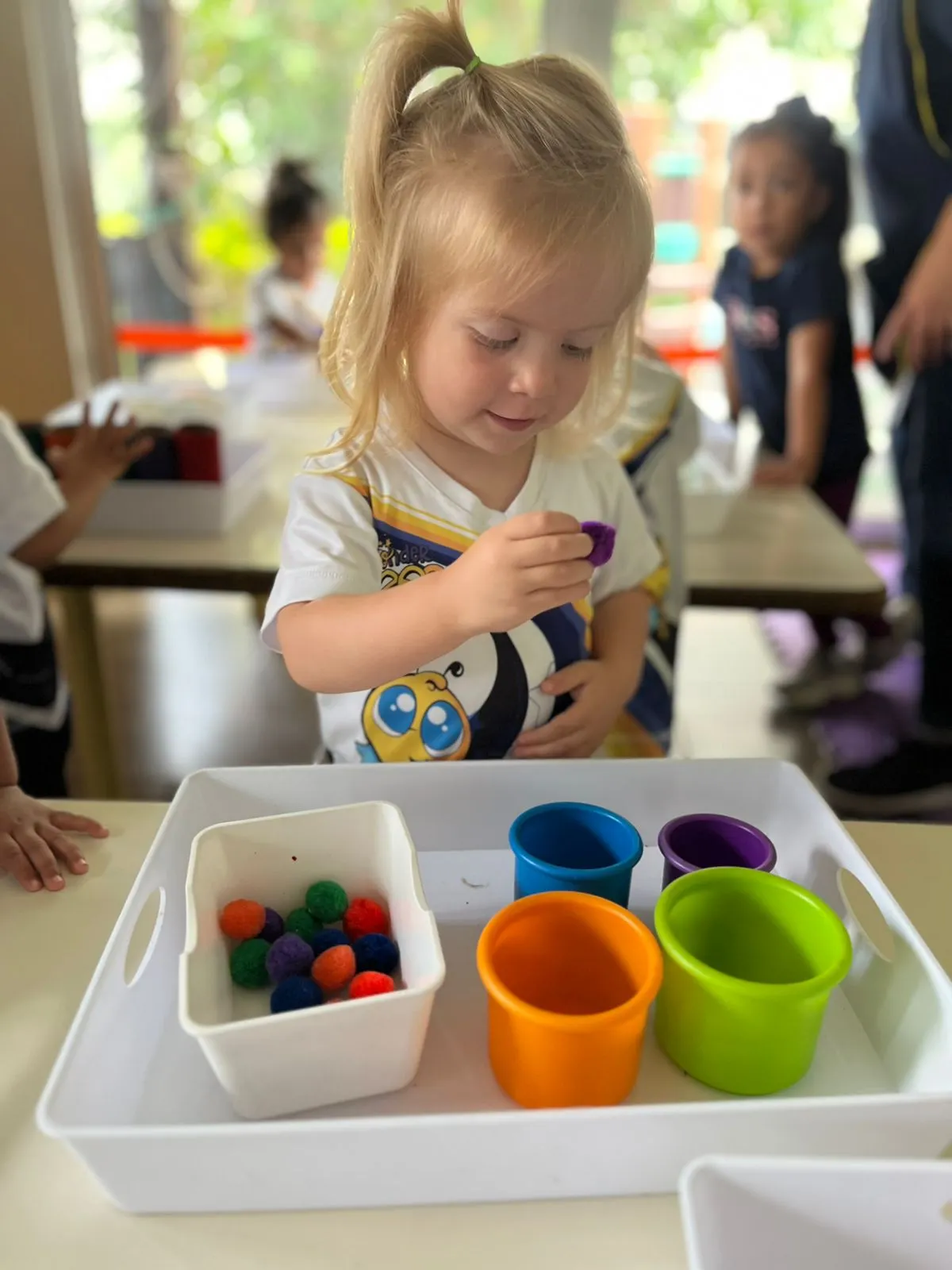 niña relacionando figuras Colegio WonderBeees Preschool , Cayalá zona 16