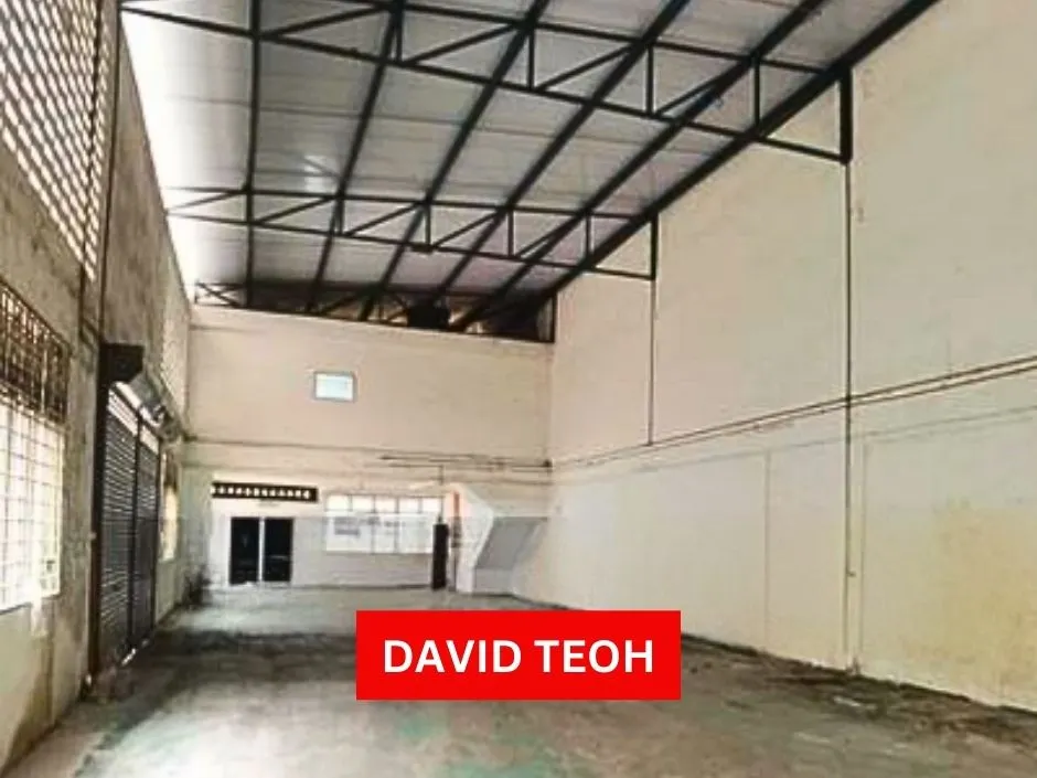 1.5 storey semi detached factory warehouse for rent in iks juru