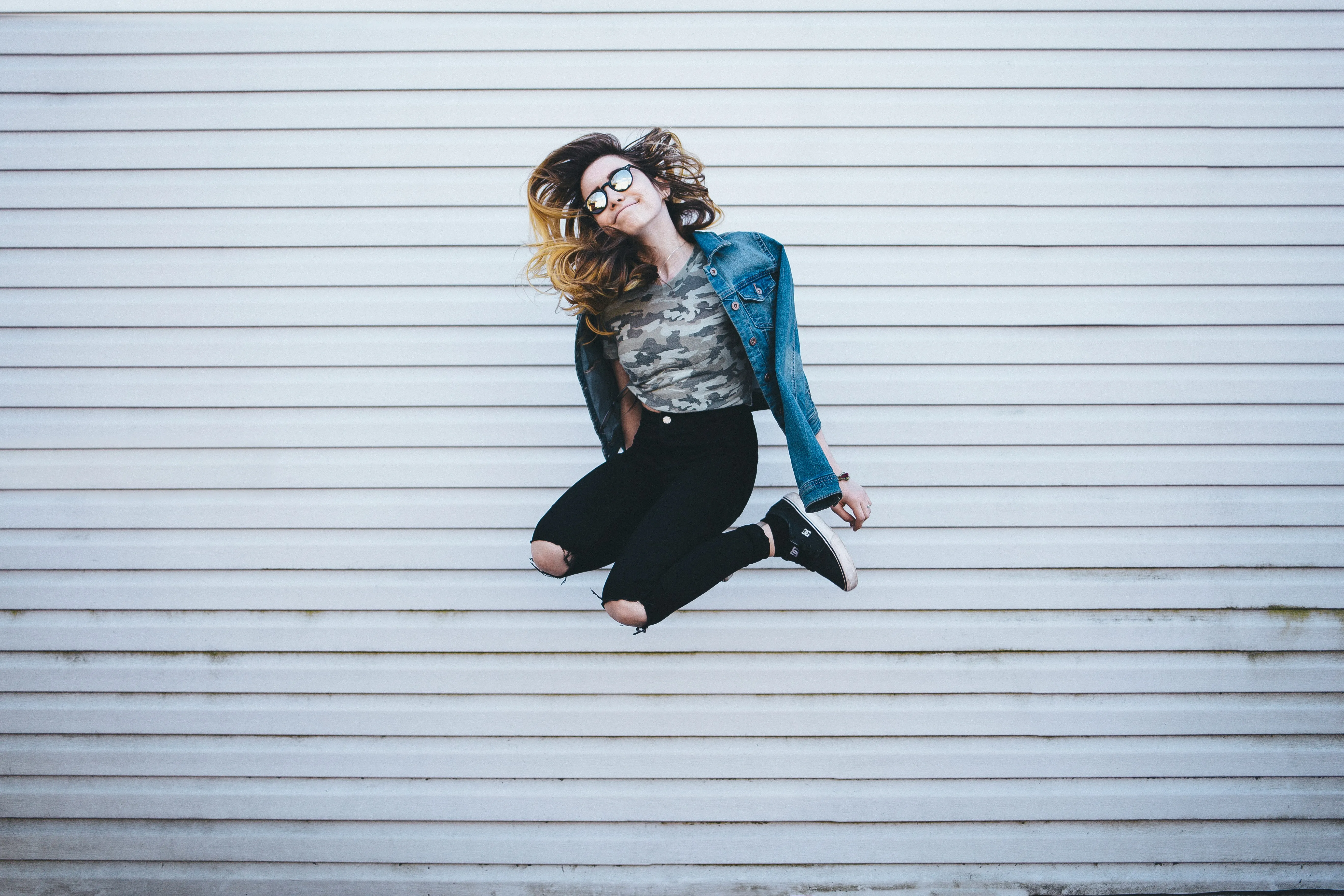 vrouw die in lucht spring