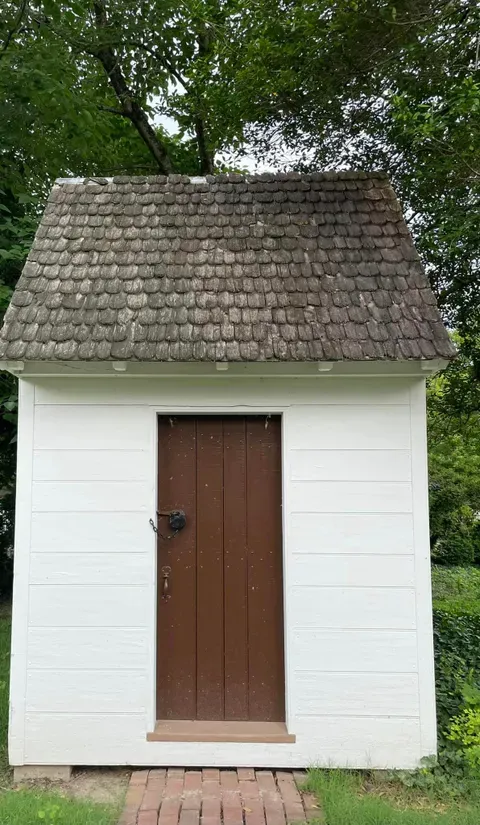 small outbuilding in Colonial Williamsburg's historic area