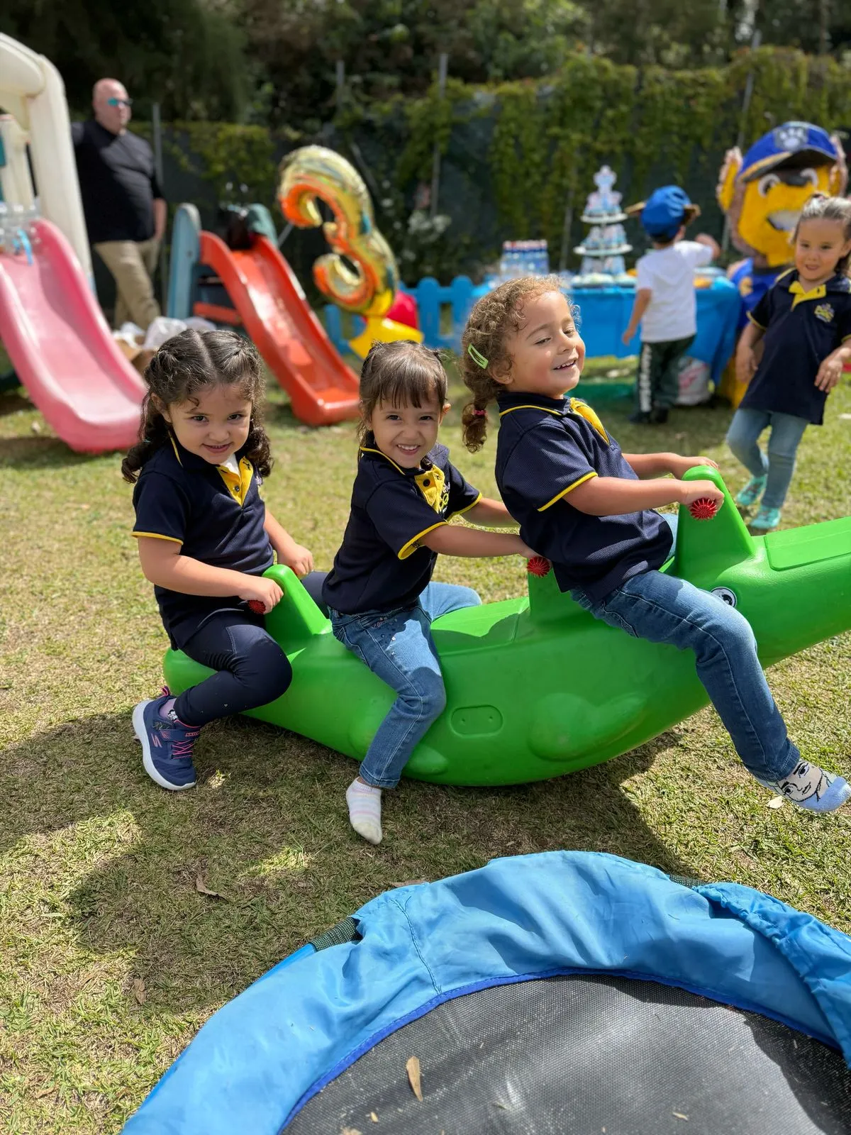 Niños jugando al aire libre en Colegio WonderBees Cayalá, Zona 16