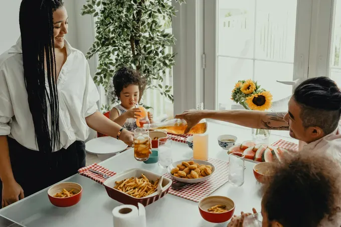 parents with their kids eating together 