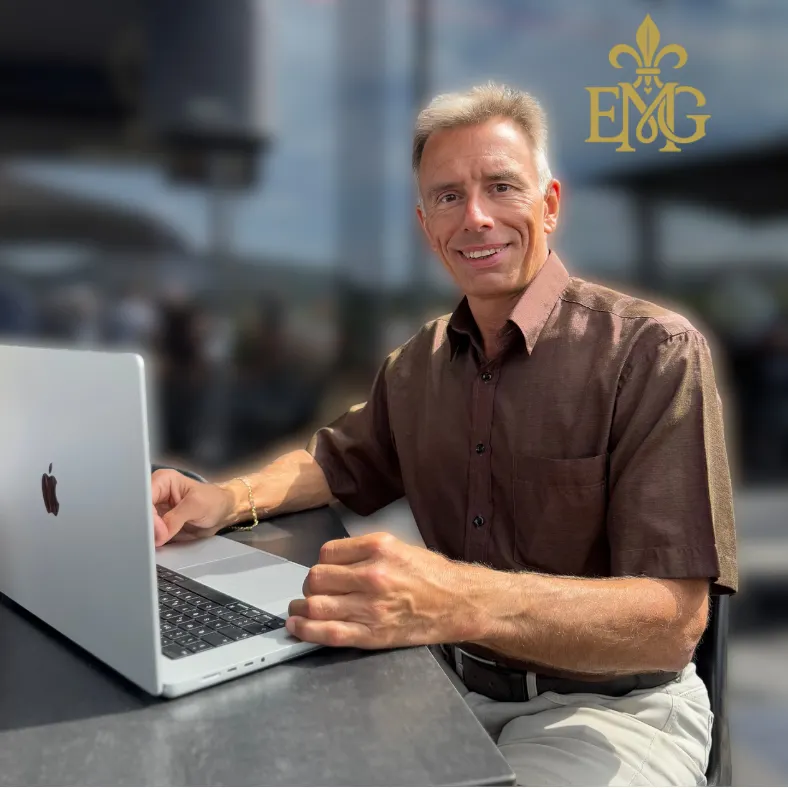 Ich am tisch mit dem Mac