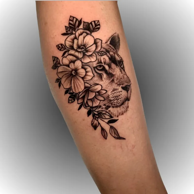 Imagen pequeña redonda como reseña que muestra un tatuaje de un bujo en un brazo