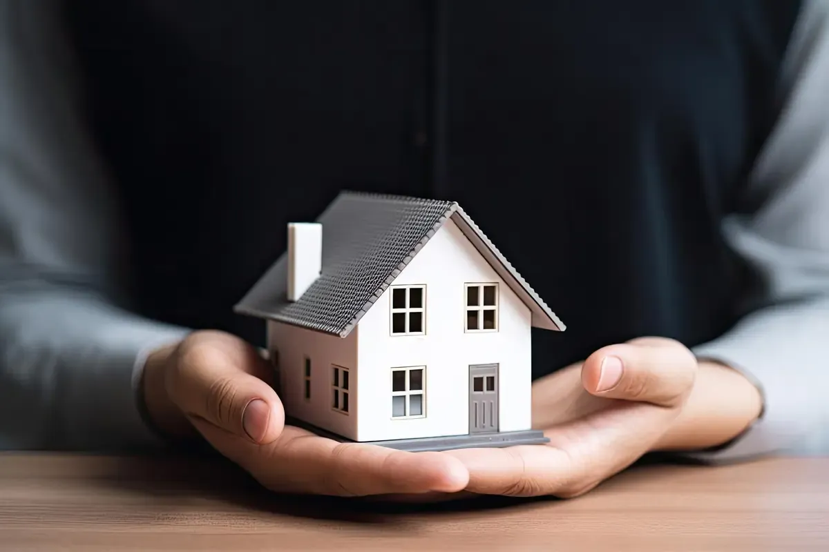 Proteção de casa nas mãos