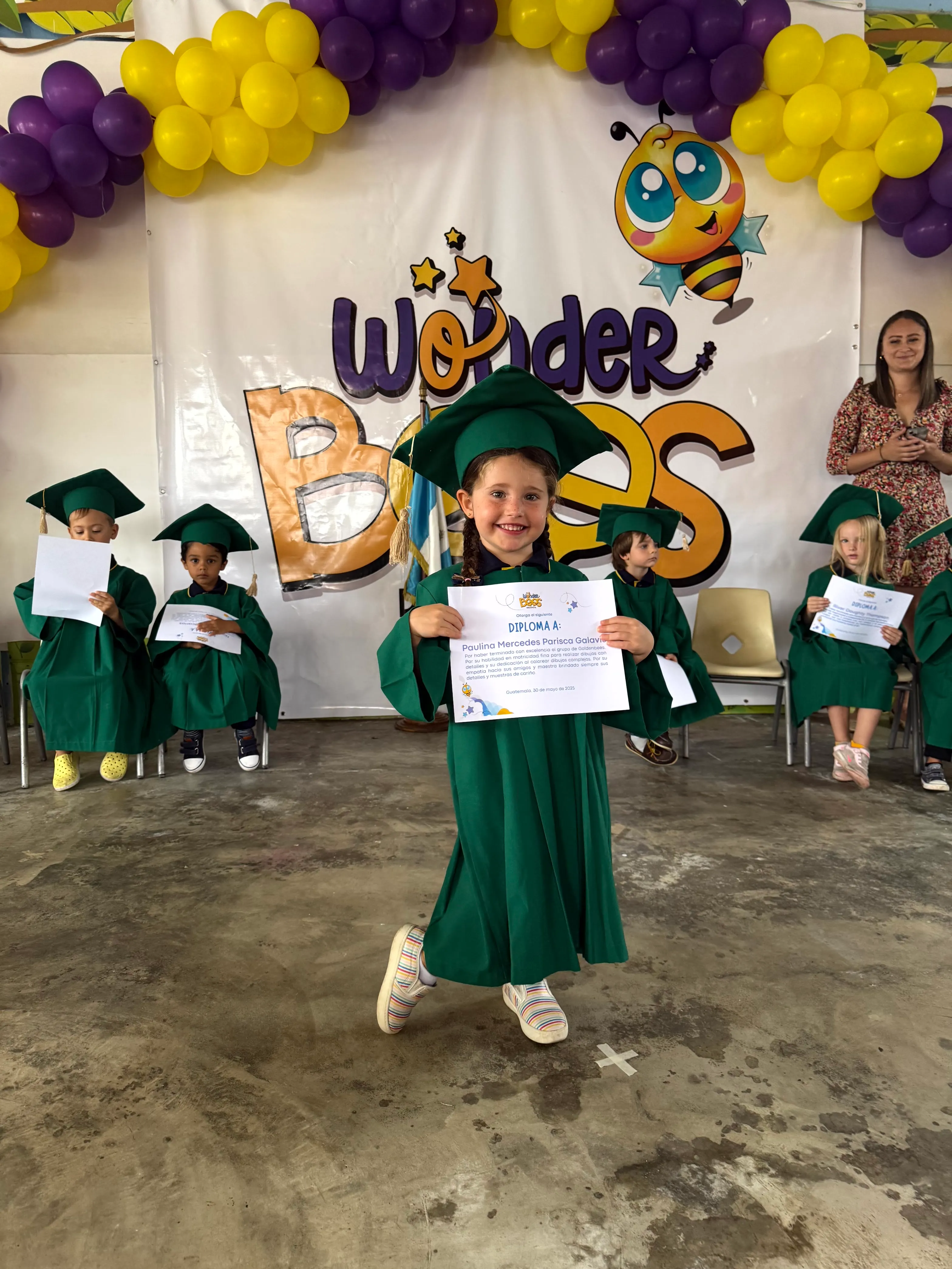 alumna WonderBees mostrando diploma