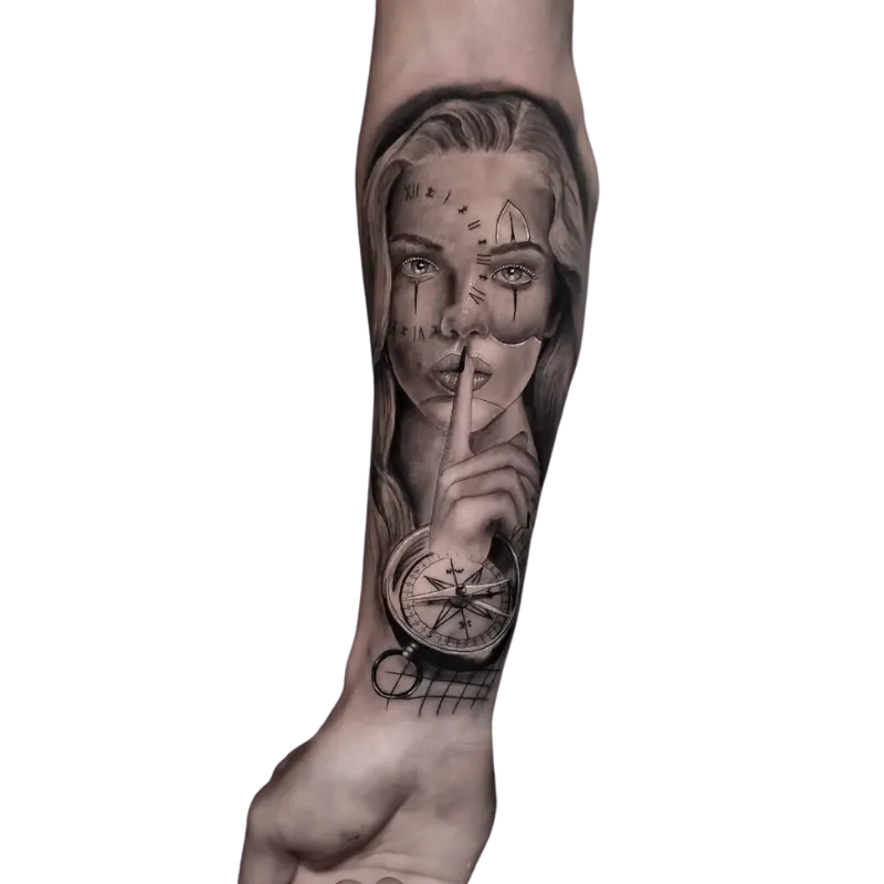 Imagen tatuaje de un bulldog francés sujetando una pelota de tenis, rodeado de flores y en la parte inferior lleva una banderita con el nombre Manolito. Tatuaje de estilo neo tradicional