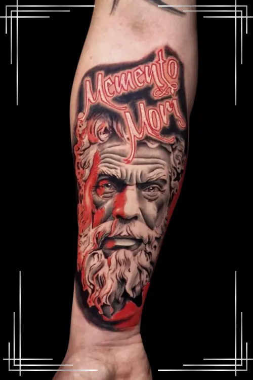 Imagen tatuaje la cara de un monstruo con cuernos y orejas en forma de alas de murciélago en estilo Blackwork