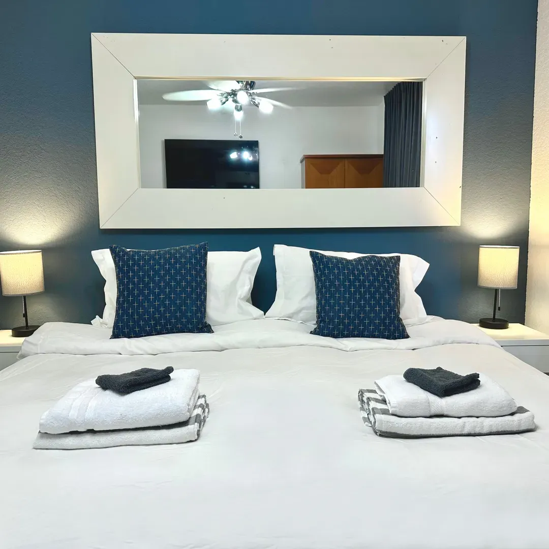 Comfortable Bedroom #6 with King or Twin bed options, plus an extra Twin bed and Smart TV