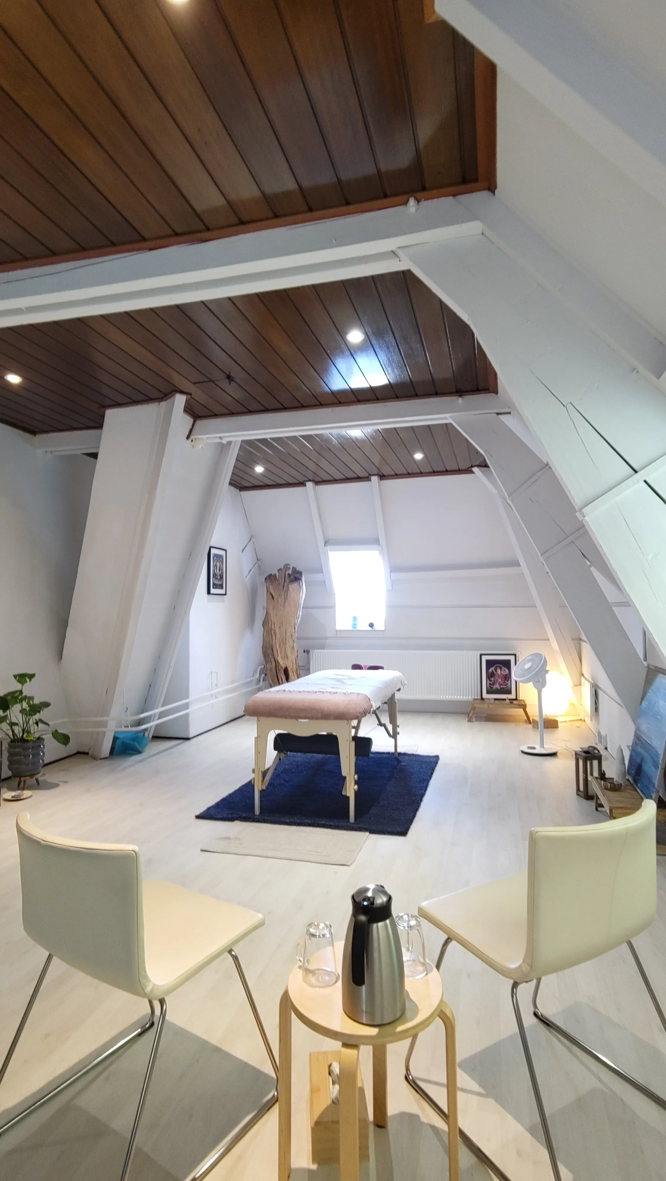praktijkruimte met massagetafel en stoelen