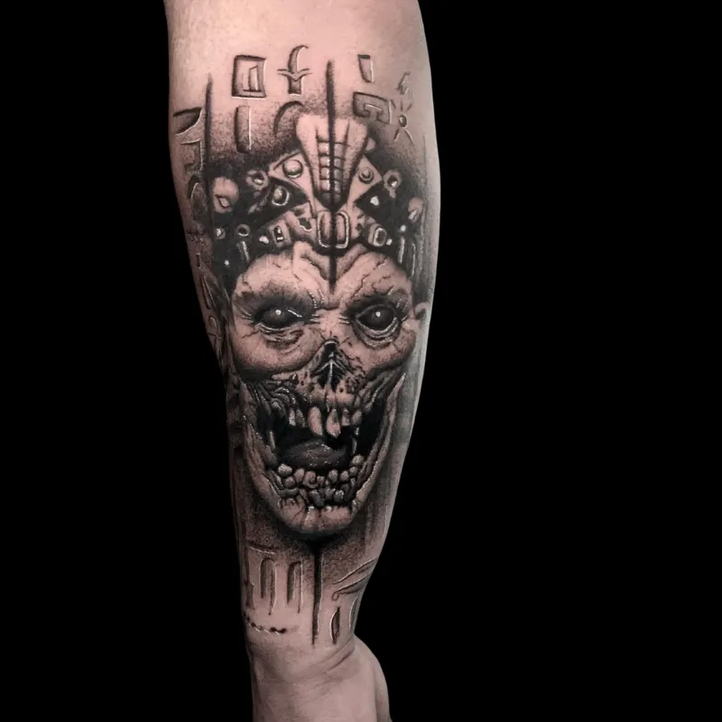 Imagen tatuaje de un bulldog francés sujetando una pelota de tenis, rodeado de flores y en la parte inferior lleva una banderita con el nombre Manolito. Tatuaje de estilo neo tradicional