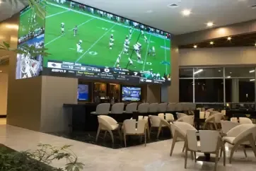 Holiday Inn Monterrey-Parque Fundidora TV Screens showing a football match
