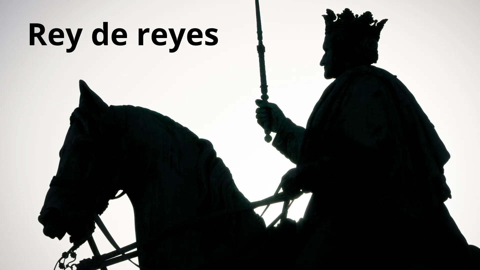 El Rey de reyes montado a caballo en blanco y negro